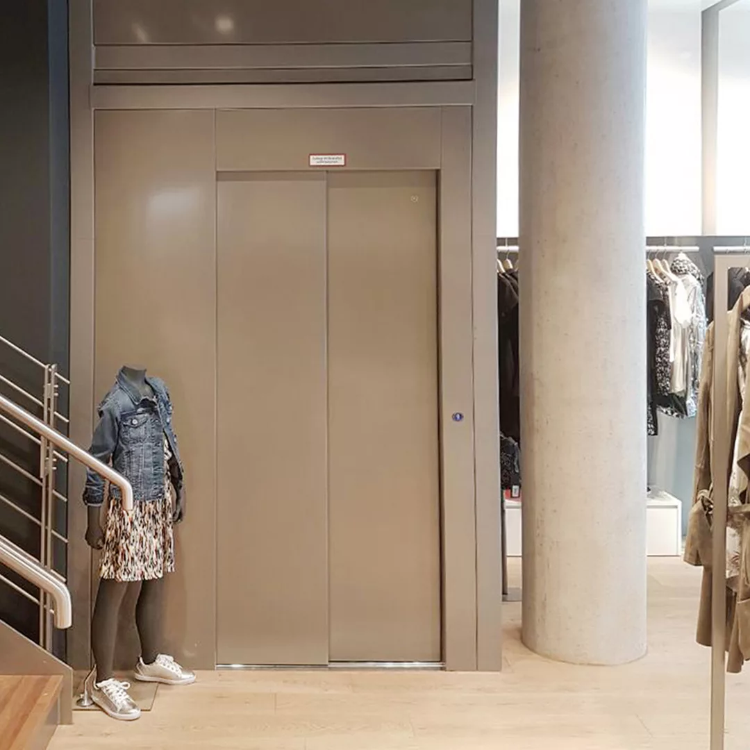 Ascenseur moderne avec porte ouverte — Photo de stock par ©gl0ck - 85512816, image size:1080x1080